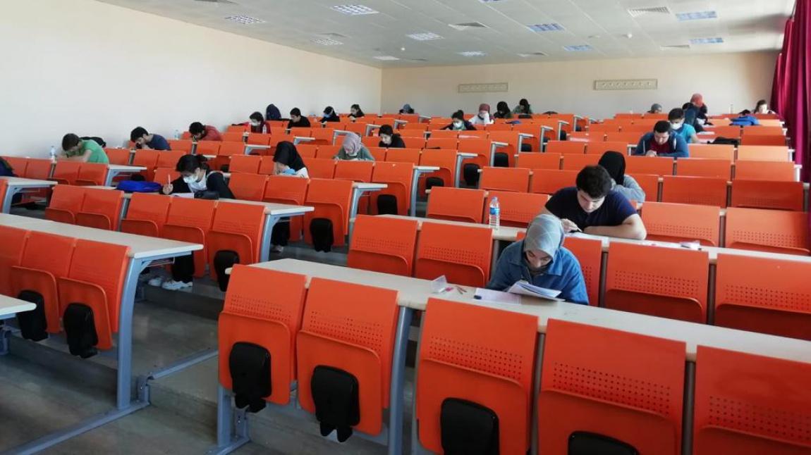 Öğrencilerimizin sınav heyecanını azaltmak amacıyla Seri denemelerimizin bugünkü seansını Atatürk Üniversitesi Hukuk Fakültesinde yaptık