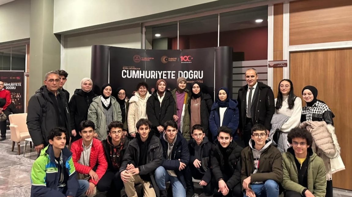 Milli Eğitim Bakanlığı'nın 'Cumhuriyete Doğru' Tiyatro Oyunu Erzurum'da Sahnelendi
